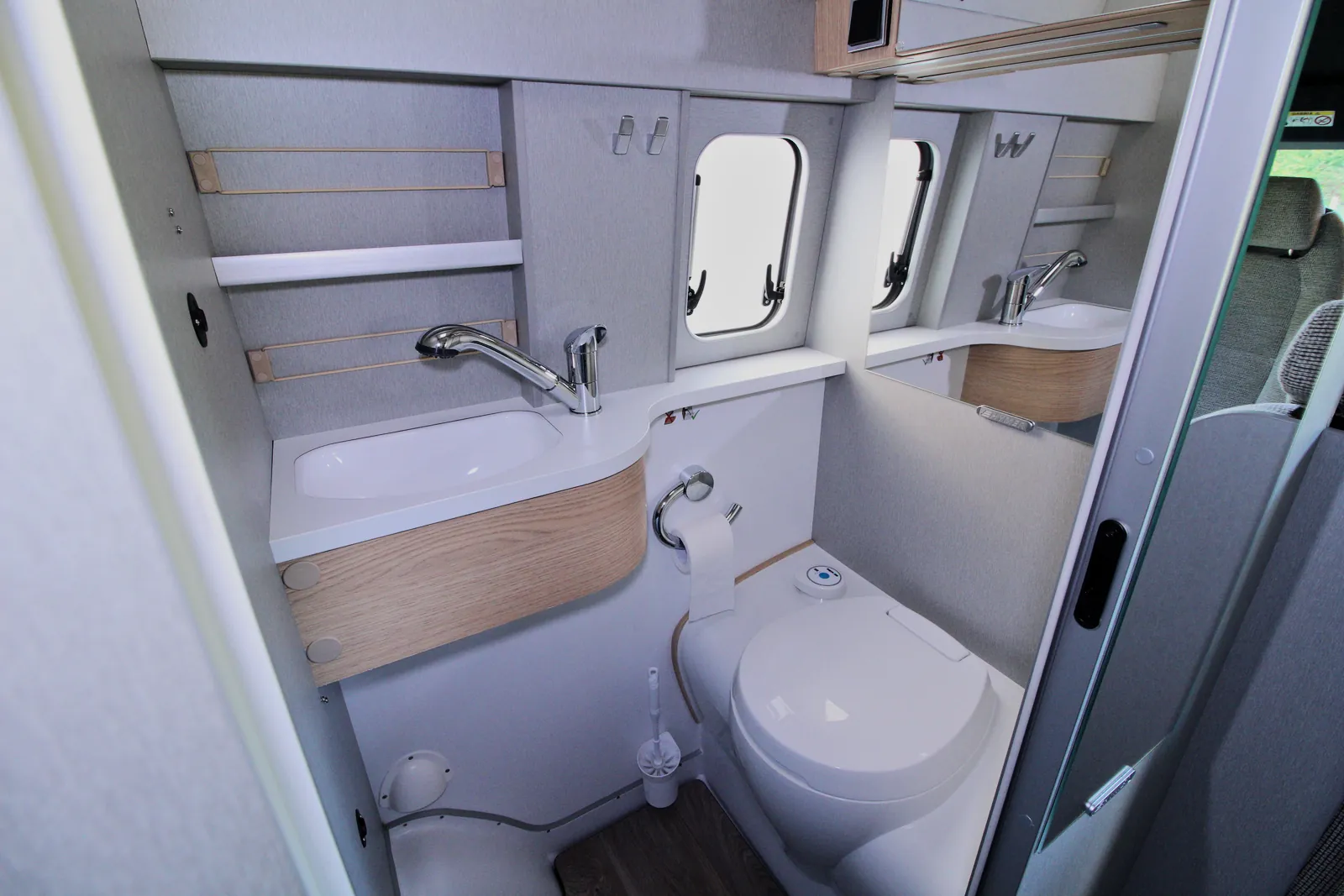 Badkamer in de Hymer Free 600S met wastafel en toilet
