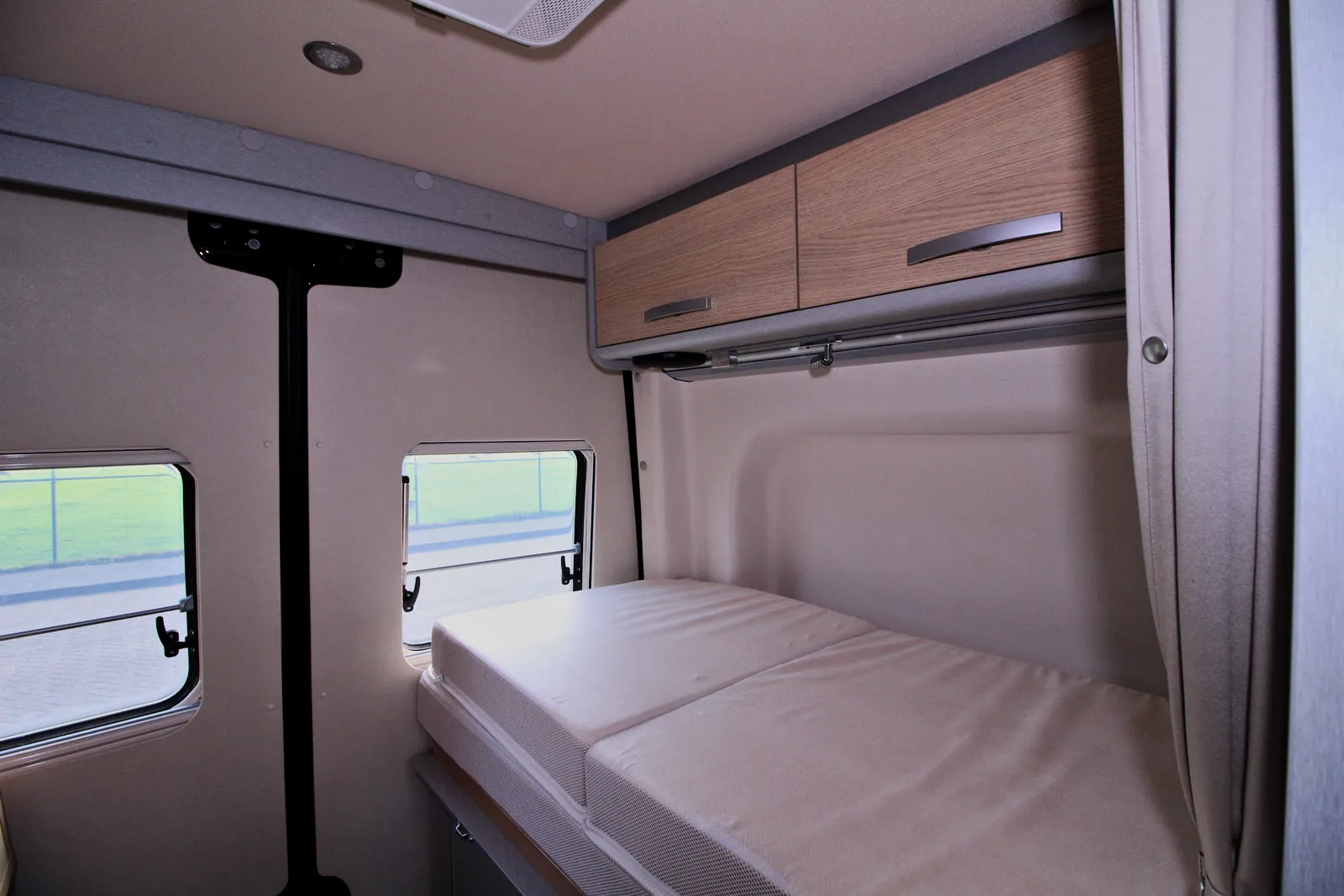 Slaapplek in de Hymer Free 600S met bovenkasten en raampjes