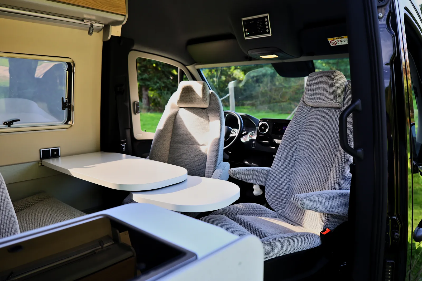 Interieur Hymer Free 600S met zitgedeelte, draaibare stoelen en tafel