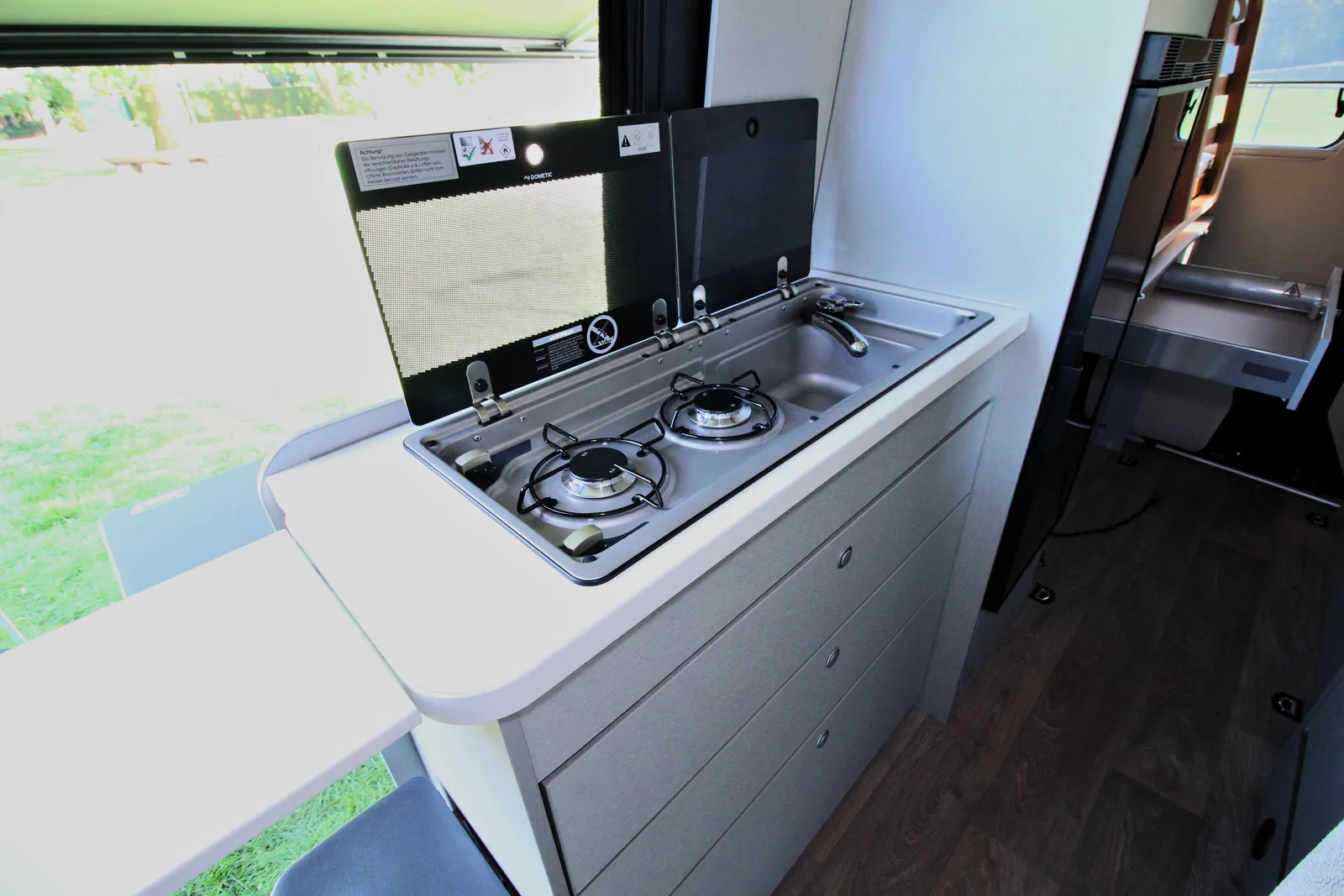 Keuken in de Hymer Free 600S met gasfornuis, spoelbak en lades