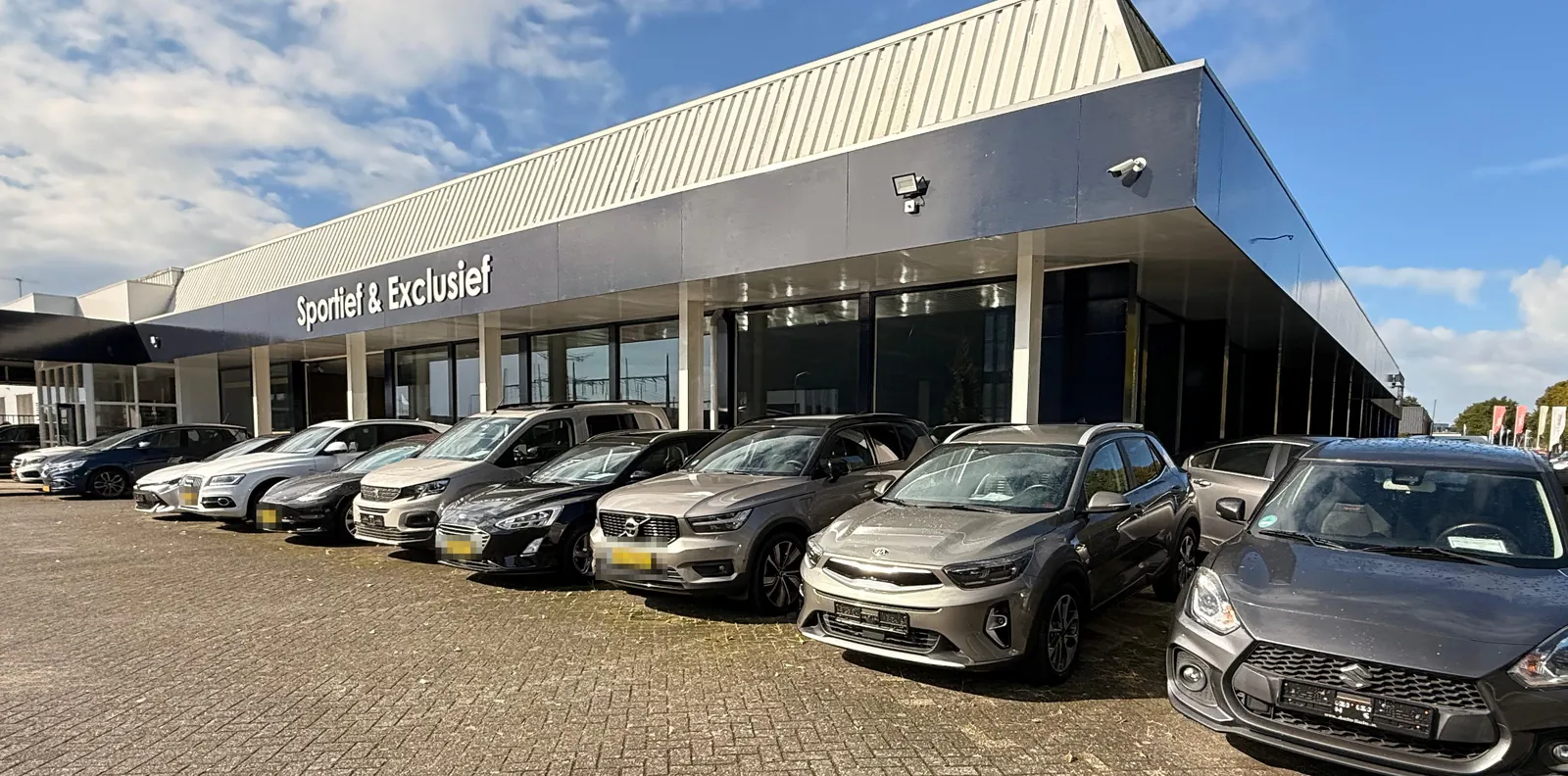 Pand en buitenterrein met auto’s aan de Landweerstraat-Zuid in Oss, de locatie van AVM Auto Verkoop Makelaar