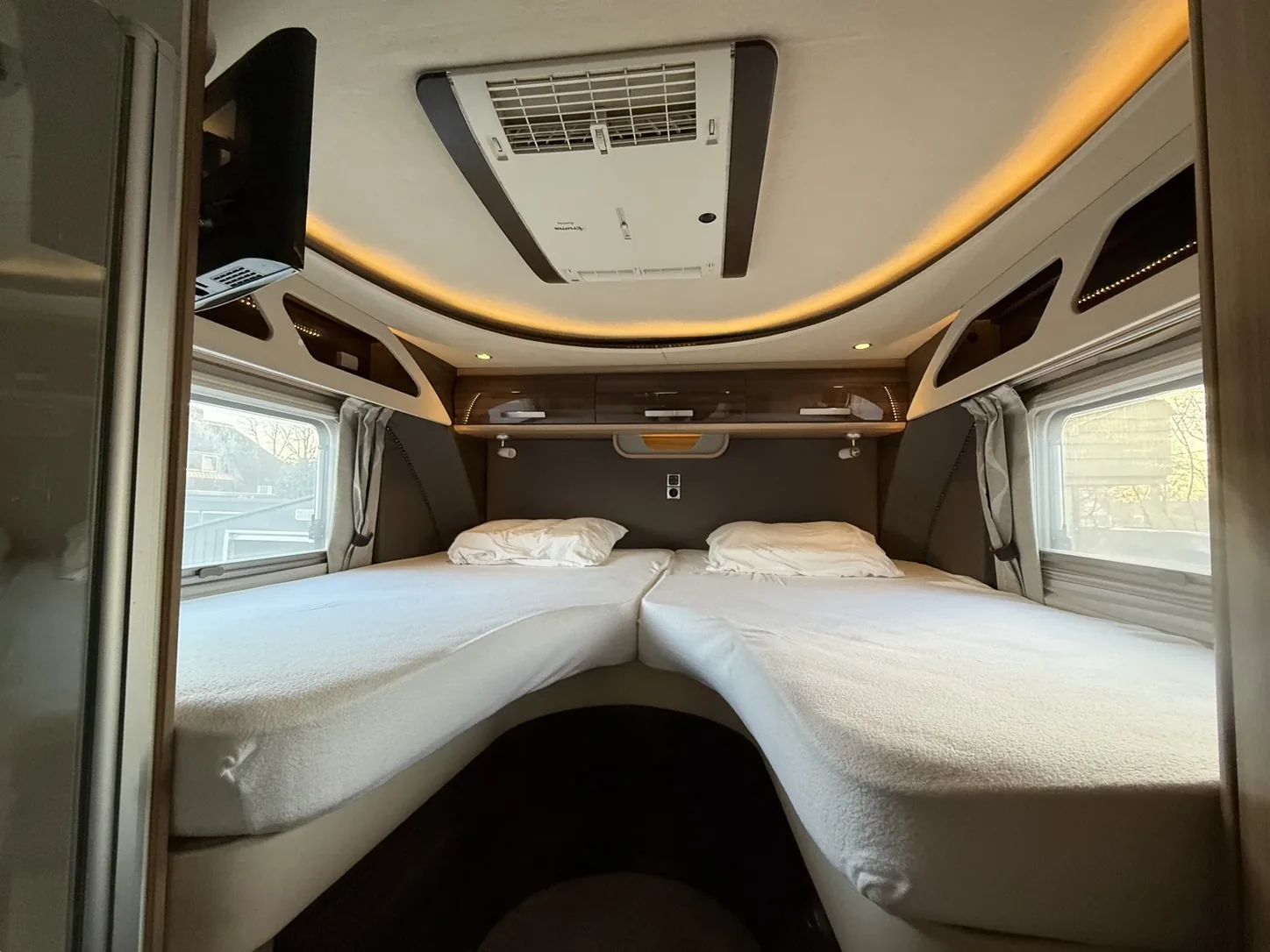 Vaste bedden in een camper bij AVM Auto Verkoop Makelaar