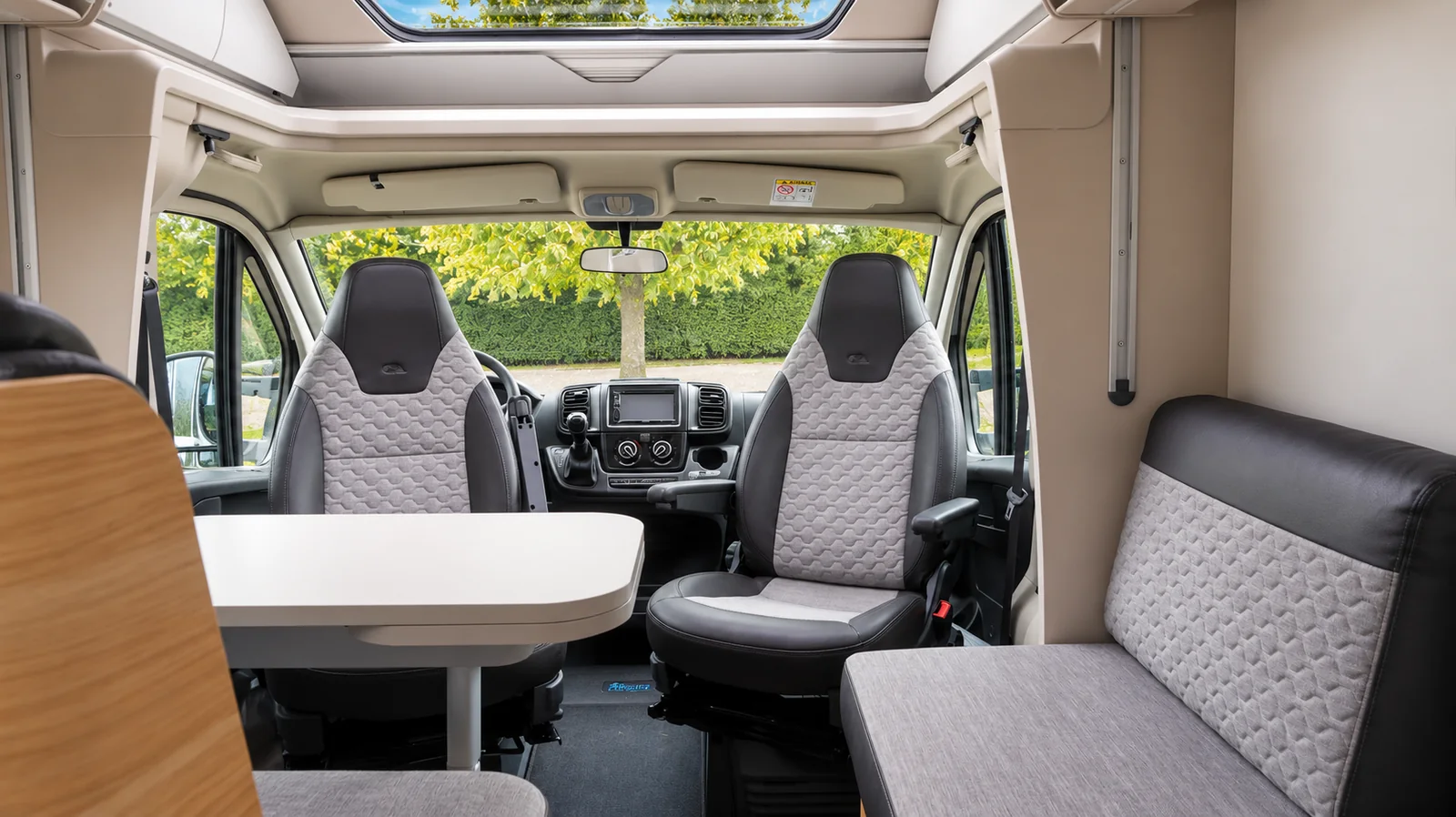 Zitgroep en cabine-interieur van een camper bij AVM Auto Verkoop Makelaar