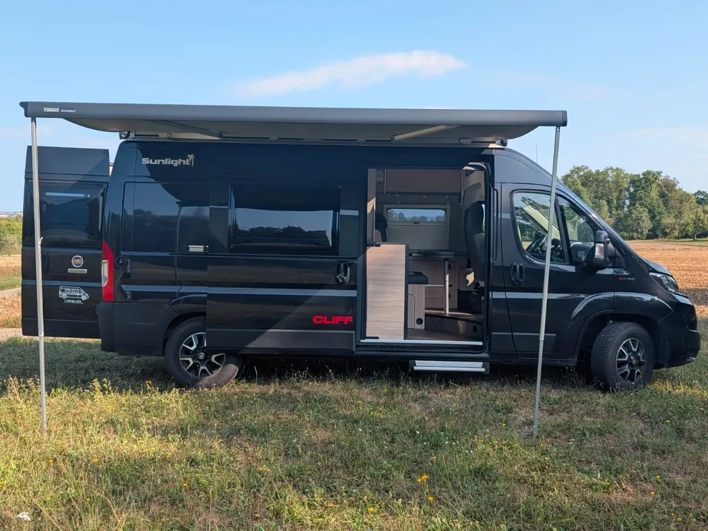 Sunlight Cliff buscamper met geopende schuifdeur bij AVM Auto Verkoop Makelaar