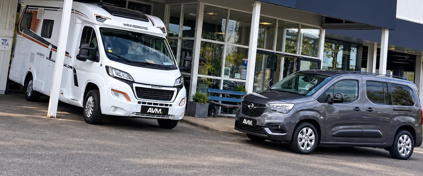 Weinsberg-camper en Opel Combo met AVM-kentekenplaten voor de locatie in Oss
