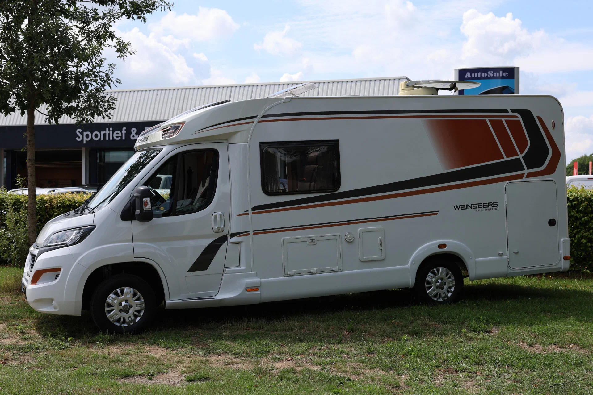 Weinsberg-camper op het gras voor het pand aan de Landweerstraat-Zuid in Oss